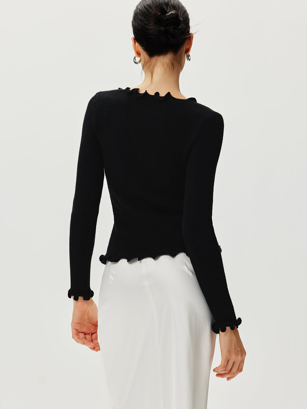 Pull à bordure en laitue avec nœud en strass